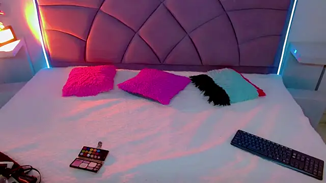 Carolaine01 online show from October 10, 2025, 9:04 pm