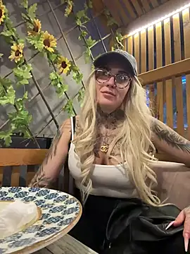 Snapshot of Mia-Fuchs chatting on March 16, 2025, 6:55 pm Mia-Fuchs online show from March 16, 2025, 6:55 pm