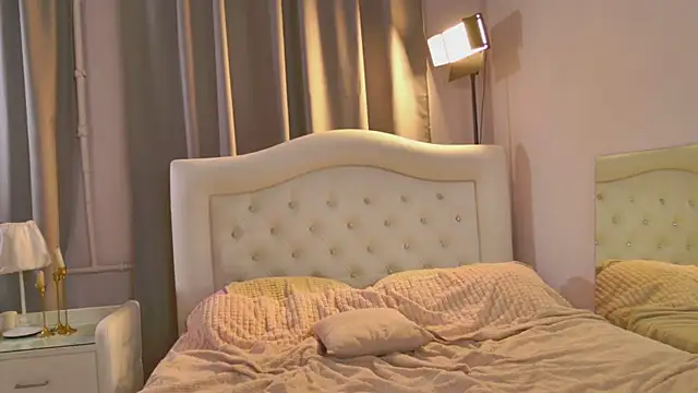 Mikka Blush online show from October 17, 2025, 9:05 pm