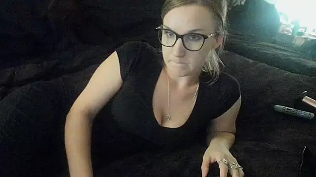 Snapshot of Kitty_DaCocks chatting on November 10, 2025, 11:32 pm Kitty DaCocks online show from November 10, 2025, 11:32 pm