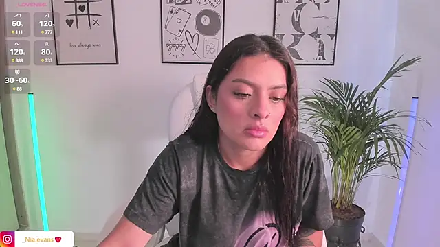 Snapshot of NiiaEvanss chatting on March 21, 2025, 1:23 pm NiiaEvanss online show from March 21, 2025, 1:23 pm