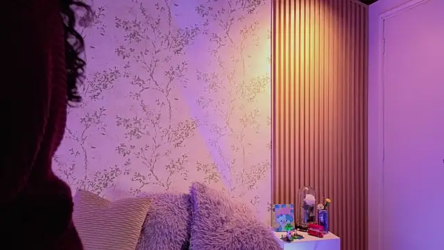 Charlotte  Miller online show from April 19, 2026, 12:39 pm