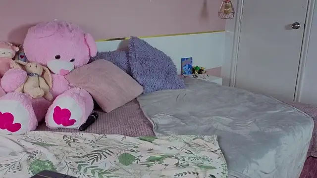 Snapshot of Charlotte__Miller chatting on November 17, 2025, 12:20 pm Charlotte Miller online show from November 17, 2025, 12:20 pm