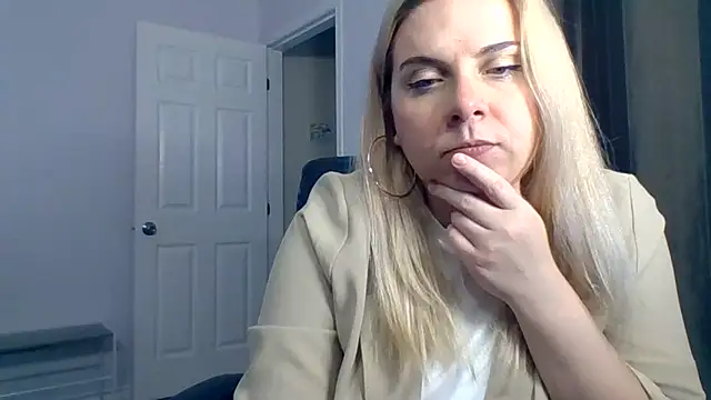 Snapshot of HappyIva chatting on October 5, 2025, 12:34 am HappyIva online show from October 5, 2025, 12:34 am