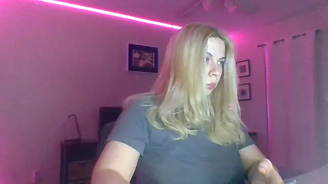 Snapshot of HappyIva chatting on December 2, 2025, 5:31 am HappyIva online show from December 2, 2025, 5:31 am