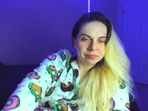 Snapshot of HappyIva chatting on February 17, 2025, 8:19 am HappyIva online show from February 17, 2025, 8:19 am