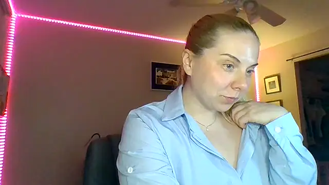 Snapshot of HappyIva chatting on December 5, 2025, 12:54 am HappyIva online show from December 5, 2025, 12:54 am