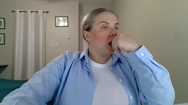 Snapshot of HappyIva chatting on October 26, 2025, 10:43 pm HappyIva online show from October 26, 2025, 10:43 pm