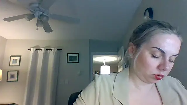 Snapshot of HappyIva chatting on November 13, 2025, 3:54 am HappyIva online show from November 13, 2025, 3:54 am