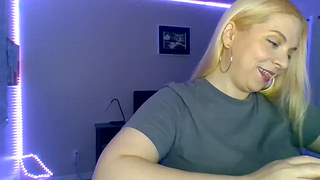 Snapshot of HappyIva chatting on December 16, 2025, 3:05 pm HappyIva online show from December 16, 2025, 3:05 pm