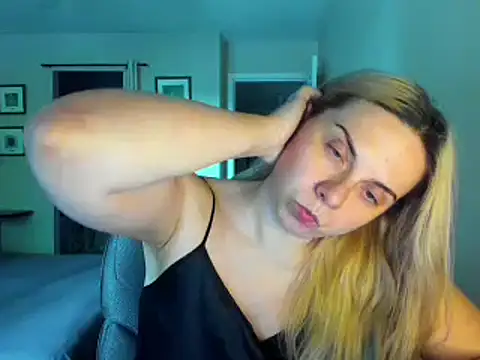 Snapshot of HappyIva chatting on September 18, 2025, 12:35 am HappyIva online show from September 18, 2025, 12:35 am