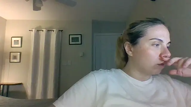 Snapshot of HappyIva chatting on October 8, 2025, 5:20 am HappyIva online show from October 8, 2025, 5:20 am