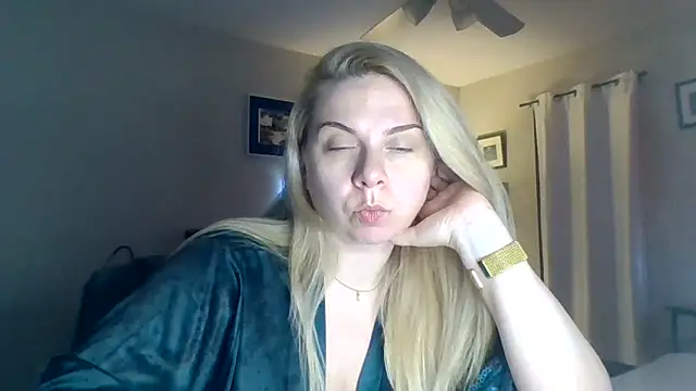 Snapshot of HappyIva chatting on December 3, 2025, 11:14 pm HappyIva online show from December 3, 2025, 11:14 pm