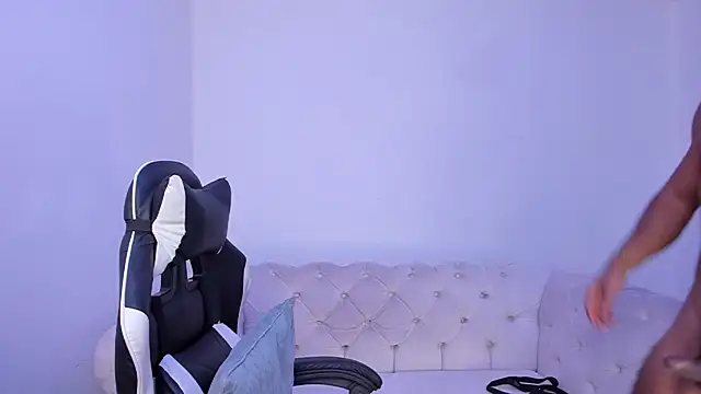 Snapshot of Santiago_huntt chatting on December 5, 2025, 12:48 pm Santiago huntt online show from December 5, 2025, 12:48 pm