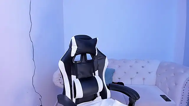 Snapshot of Santiago_huntt chatting on March 18, 2025, 10:15 pm Santiago huntt online show from March 18, 2025, 10:15 pm