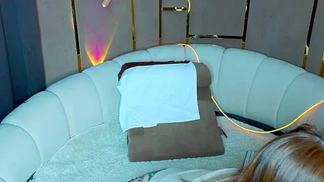 emilytrays online show from May 27, 2026, 1:57 am