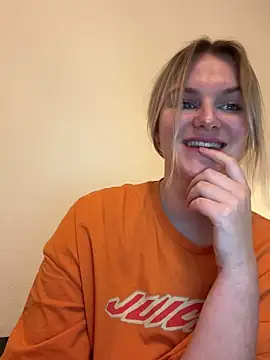 Snapshot of shiny_bunnyyy chatting on January 5, 2025, 9:03 pm shiny bunnyyy online show from January 5, 2025, 9:03 pm