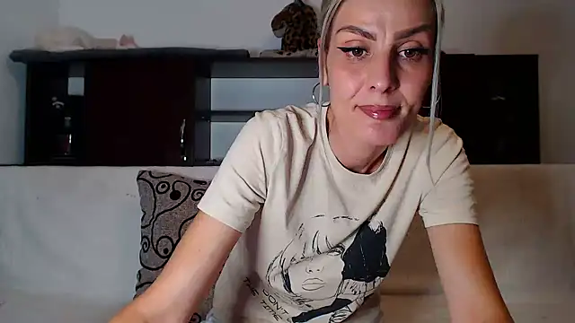 Snapshot of AshlineKatte chatting on November 15, 2025, 4:55 pm AshlineKatte online show from November 15, 2025, 4:55 pm