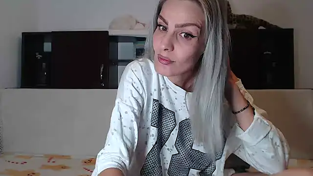 Snapshot of AshlineKatte chatting on October 22, 2025, 5:01 pm AshlineKatte online show from October 22, 2025, 5:01 pm