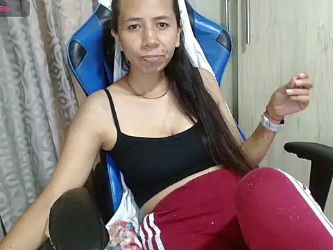 Danielagomez33 online show from April 28, 2026, 10:36 pm