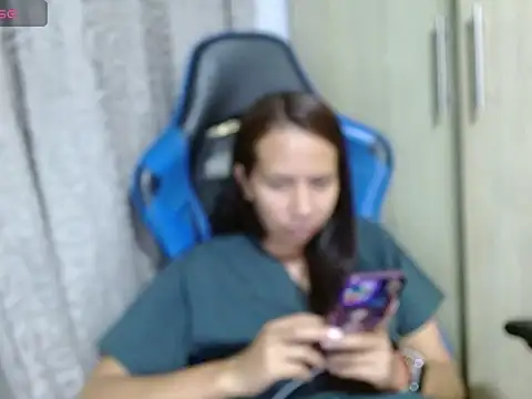 Danielagomez33 online show from April 19, 2026, 12:33 am