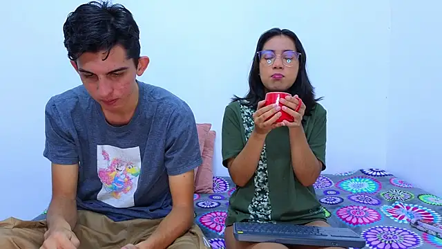 Snapshot of Ana_and_Leo chatting on February 5, 2025, 11:44 am Ana and Leo online show from February 5, 2025, 11:44 am