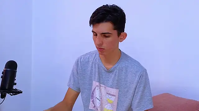 Snapshot of Ana_and_Leo chatting on February 6, 2025, 12:15 pm Ana and Leo online show from February 6, 2025, 12:15 pm