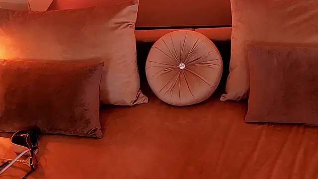 RubyLuxee online show from March 27, 2026, 5:38 am