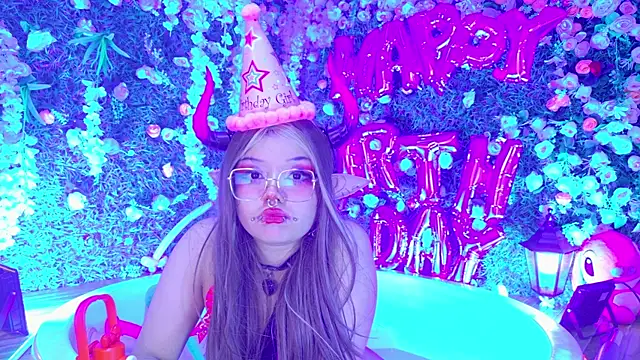 Snapshot of LaytonBox chatting on November 24, 2025, 10:54 pm LaytonBox online show from November 24, 2025, 10:54 pm