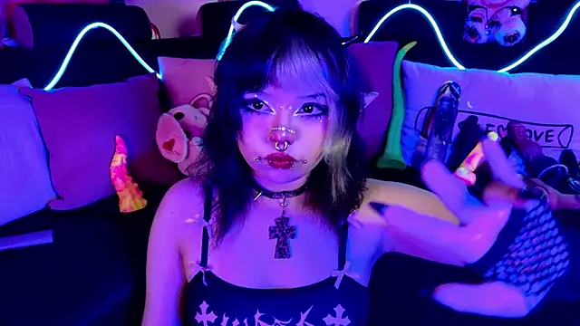 Snapshot of LaytonBox chatting on September 15, 2025, 6:52 pm LaytonBox online show from September 15, 2025, 6:52 pm