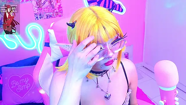 Snapshot of LaytonBox chatting on March 18, 2025, 9:32 pm LaytonBox online show from March 18, 2025, 9:32 pm