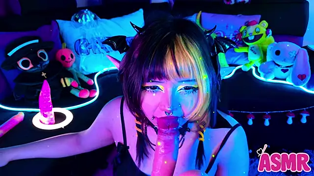 Snapshot of LaytonBox chatting on October 23, 2025, 3:32 pm LaytonBox online show from October 23, 2025, 3:32 pm