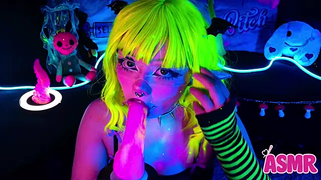 Snapshot of LaytonBox chatting on October 10, 2025, 1:34 pm LaytonBox online show from October 10, 2025, 1:34 pm