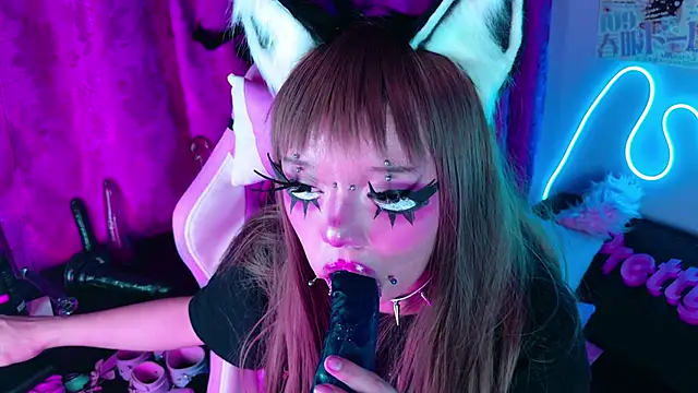 Snapshot of LaytonBox chatting on March 3, 2025, 2:44 am LaytonBox online show from March 3, 2025, 2:44 am