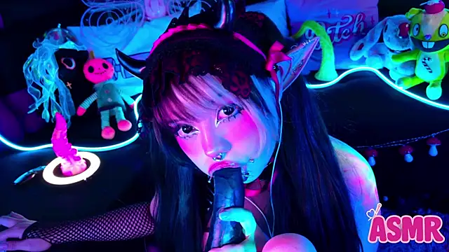 Snapshot of LaytonBox chatting on October 12, 2025, 2:18 pm LaytonBox online show from October 12, 2025, 2:18 pm