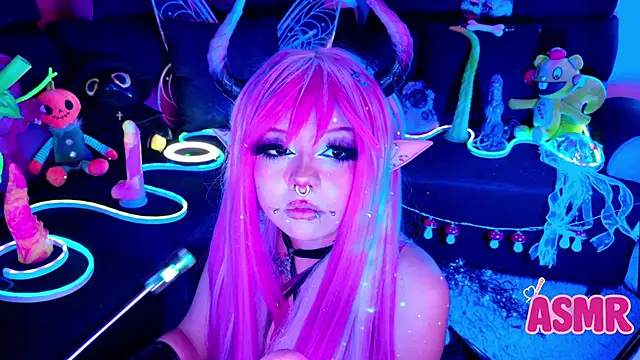 Snapshot of LaytonBox chatting on November 8, 2025, 3:15 pm LaytonBox online show from November 8, 2025, 3:15 pm