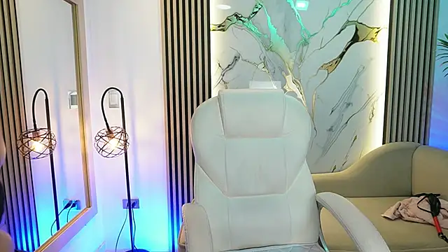 Emma Walkerr  online show from February 12, 2026, 7:02 pm