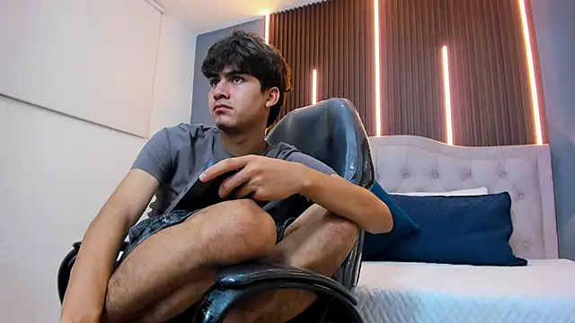 Tommy18   online show from December 17, 2025, 3:33 am