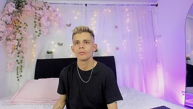 Snapshot of Bonny_and_carrot chatting on December 5, 2025, 7:34 pm Bonny and carrot online show from December 5, 2025, 7:34 pm