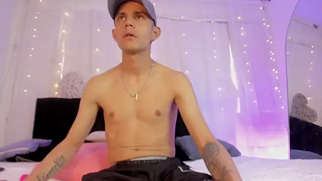 Snapshot of Bonny_and_carrot chatting on November 18, 2025, 7:28 pm Bonny and carrot online show from November 18, 2025, 7:28 pm