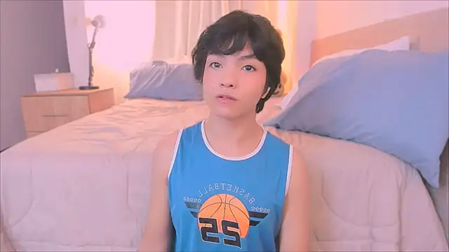 Snapshot of AllanYong18 chatting on December 4, 2025, 10:36 am AllanYong18 online show from December 4, 2025, 10:36 am