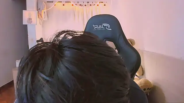 AllanYong18 online show from April 9, 2026, 10:21 am