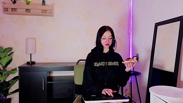 madison oli online show from March 13, 2025, 3:22 am