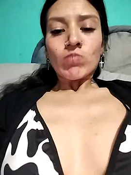 Snapshot of Cleo_Hott chatting on October 3, 2025, 7:10 am Cleo Hott online show from October 3, 2025, 7:10 am