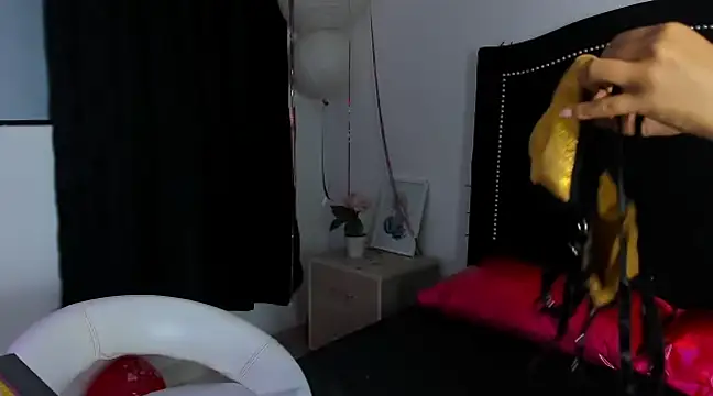 Snapshot of Cleo_Hott chatting on February 25, 2025, 4:03 am Cleo Hott online show from February 25, 2025, 4:03 am