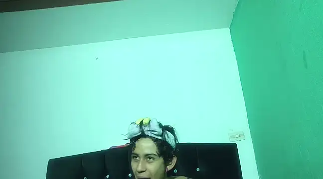 Snapshot of boysLittle chatting on March 17, 2025, 12:04 pm boysLittle online show from March 17, 2025, 12:04 pm