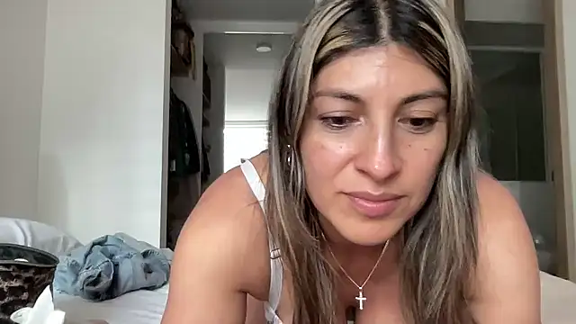 Snapshot of LunaBeya chatting on July 5, 2026, 10:27 pm LunaBeya online show from July 5, 2026, 10:27 pm
