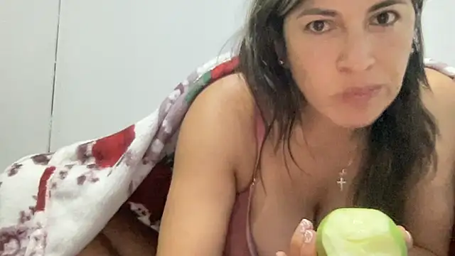 Snapshot of LunaBeya chatting on November 4, 2025, 11:08 pm LunaBeya online show from November 4, 2025, 11:08 pm