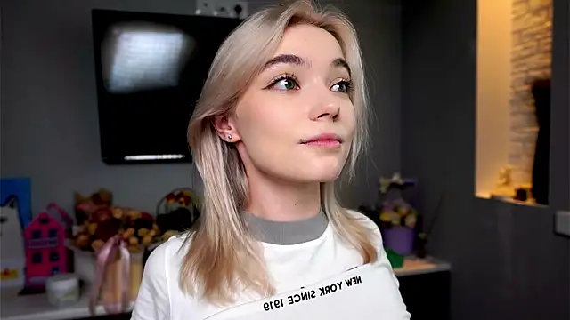 ileanacampbe online show from February 10, 2025, 5:25 am