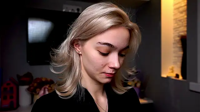 ileanacampbe online show from January 17, 2025, 4:39 am